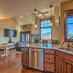 Minutes from World Class Ski Resorts, Hot Tub!