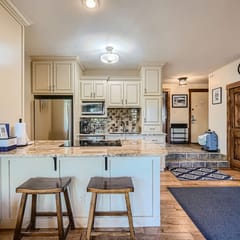 Only Minutes from Skiing,shopping,&Fun-Come Relax