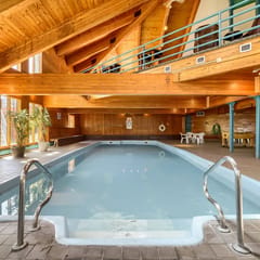 2 Bed 2 Bath condo in Wildernest! Clubhouse with Indoor Pool & Hot Tubs!