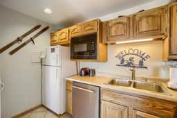 2 Bed 2 Bath condo in Wildernest! Clubhouse with Indoor Pool & Hot Tubs!