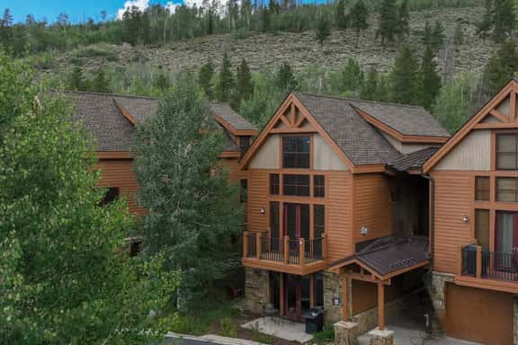 Luxury Keystone Condo with Forest Views - Image 1