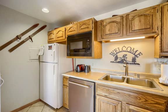 2 Bed 2 Bath condo in Wildernest! Clubhouse with Indoor Pool & Hot Tubs!