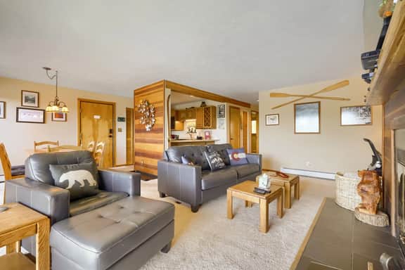 2 Bed 2 Bath condo in Wildernest! Clubhouse with Indoor Pool & Hot Tubs!