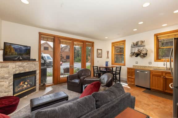 2 BR/2BA Luxury Keystone Condo - Image 2