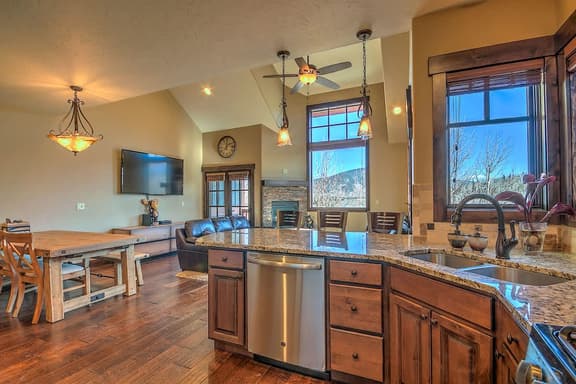 Minutes from World Class Ski Resorts, Hot Tub!