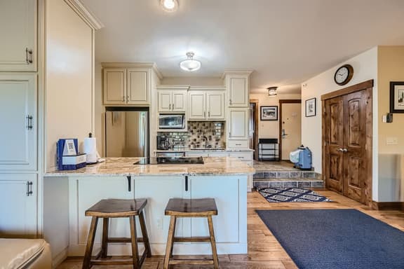 Only Minutes from Skiing,shopping,&Fun-Come Relax