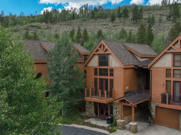 2 BR/2BA Luxury Keystone Condo - Image 1